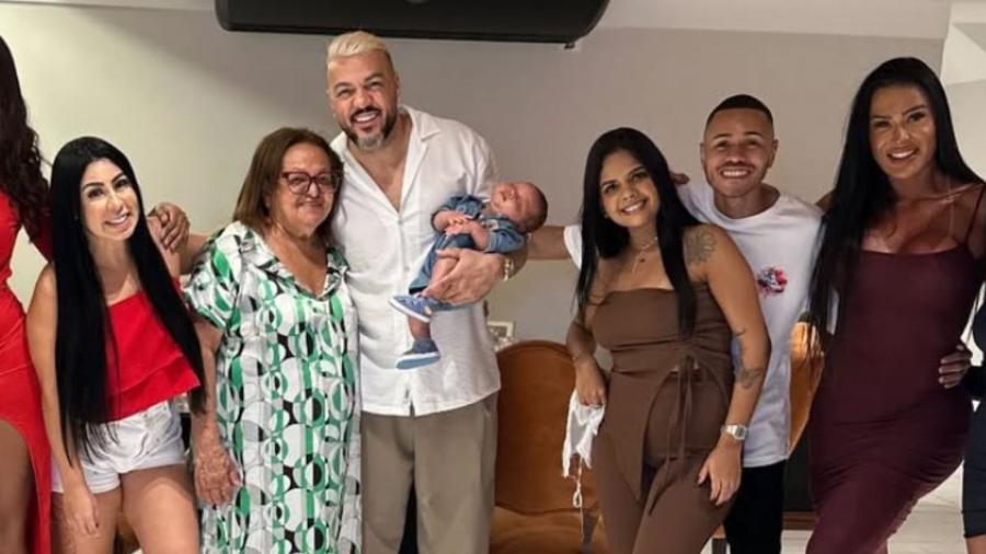 Gracyanne posta foto em família ao lado de Belo - Reprodução/Instagram