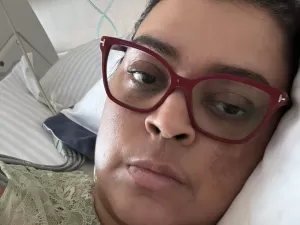 Preta Gil posa para 'selfie' em UTI enquanto se recupera de cirurgia