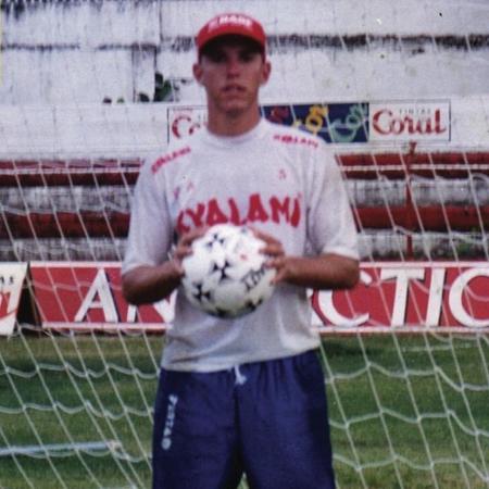 Lesões e seis cirurgias abreviaram a carreira de jogador profissional de Armando, que chegou aos EUA com 23 anos