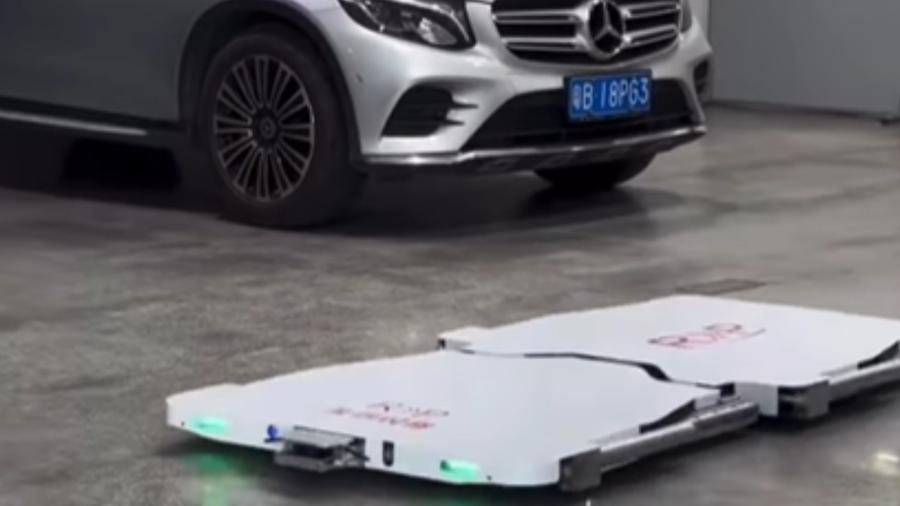 Plataforma que move veículos em estacionamento é o pesadelo dos manobristas humanos Plataforma que move veículos em estacionamento é o pesadelo dos manobristas humanos