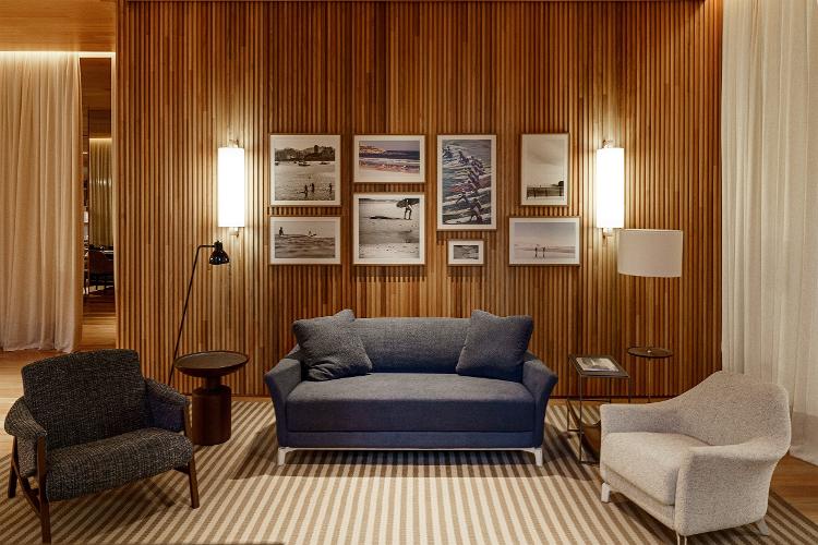 O esporte inspira toda a decoração, do quadros nas paredes (foto) até o lacre no papel higiênico, um adesivo com uma prancha de surfe