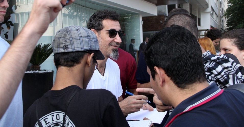 23.set.2015- Serj Tankian, vocalista do System of a Down, que se apresenta no Rock in Rio nesta quinta, distribui autógrafos na porta do hotel Fasano, na zona sul do Rio de Janeiro