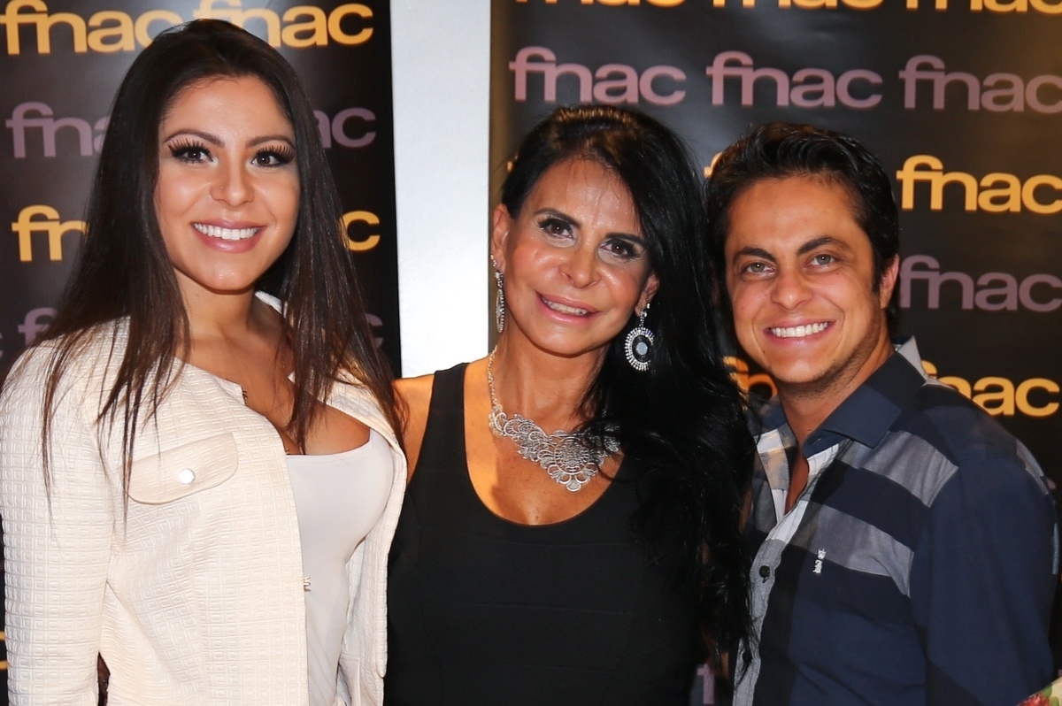 22.out.2015 - Gretchen posa com Andressa Ferreira e Thammy no lançamento de sua biografia em uma livraria de São Paulo  - Manuela Scarpa/Photo Rio News