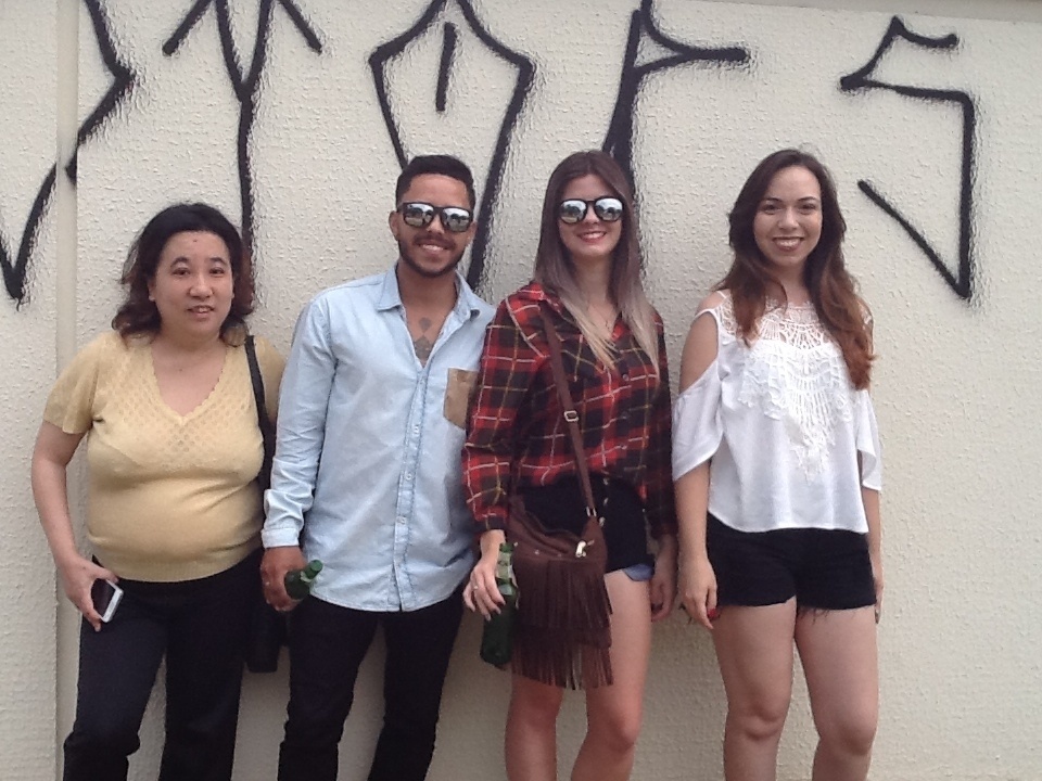 28.nov.2015 - Os primeiros da fila do festival Brahma Valley, Daniela Maldonado, Juliana Santos, Fábio Alves e Cristiane Akemi Okura, no Jockey Club de São Paulo - Renata Nogueira/UOL