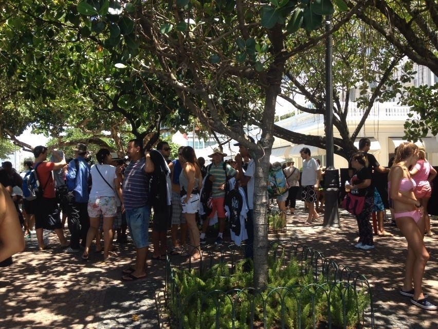 20.fev.2016 - Movimentação na porta do Copacabana Palace, onde a banda Rolling Stones está hospedada, aumenta a partir das 11h. Fãs fazem plantão na porta do hotel na esperança de uma aparição de Mick Jagger, Keith Richars, Ron Wood ou Charlie Watts - Ana Paula Bazolli/UOL