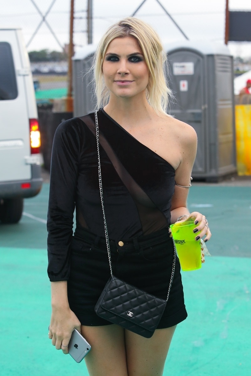 12.mar.2016 - De shortinho, a atriz e produtora de moda Julia Faria acompanhou os shows do primeiro dia do Lollapalooza 2016, no autódromo de Interlagos, em São Paulo. Ex-namorada do músico Junior Lima, Julia atuou recentemente em "Malhação", na Globo - Manuela Scarpa/Brazil News