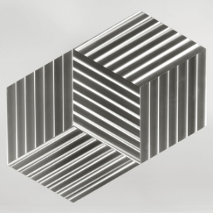 Getulio Alviani, Superficie a Testura Vibratile due cubi virtuali, 1974, alumínio sobre tábua, 61x63 cm - Cortesia Coleção Luca Rossetto Verona - Cortesia Coleção Luca Rossetto Verona