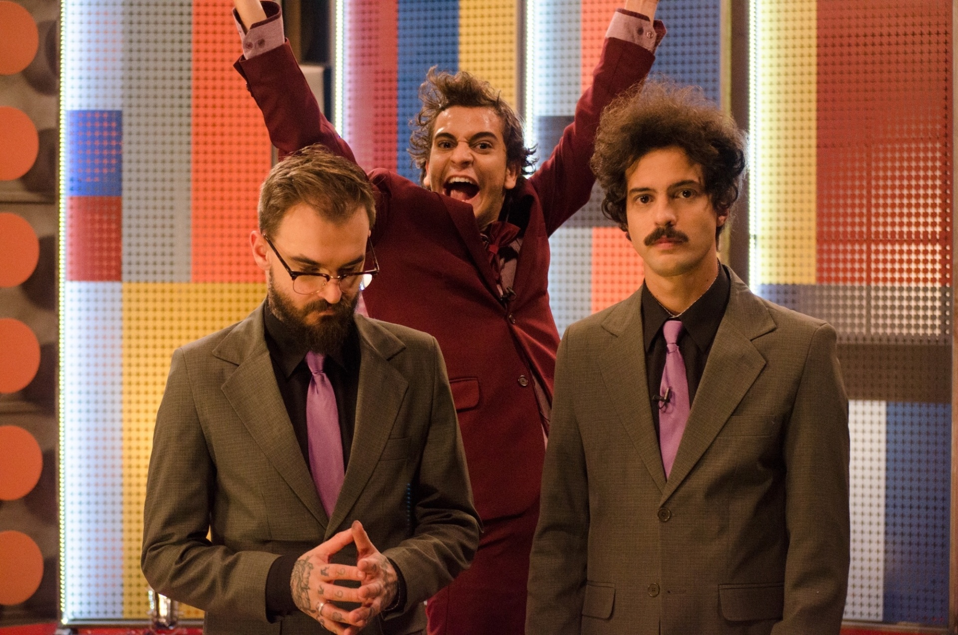 O youtuber Vitor Lamoglia é um apresentador de game-show na série "Caravana no Ar", da TBS, que é apresentada por PC Siqueira e Juliano Enrico  - Divulgação