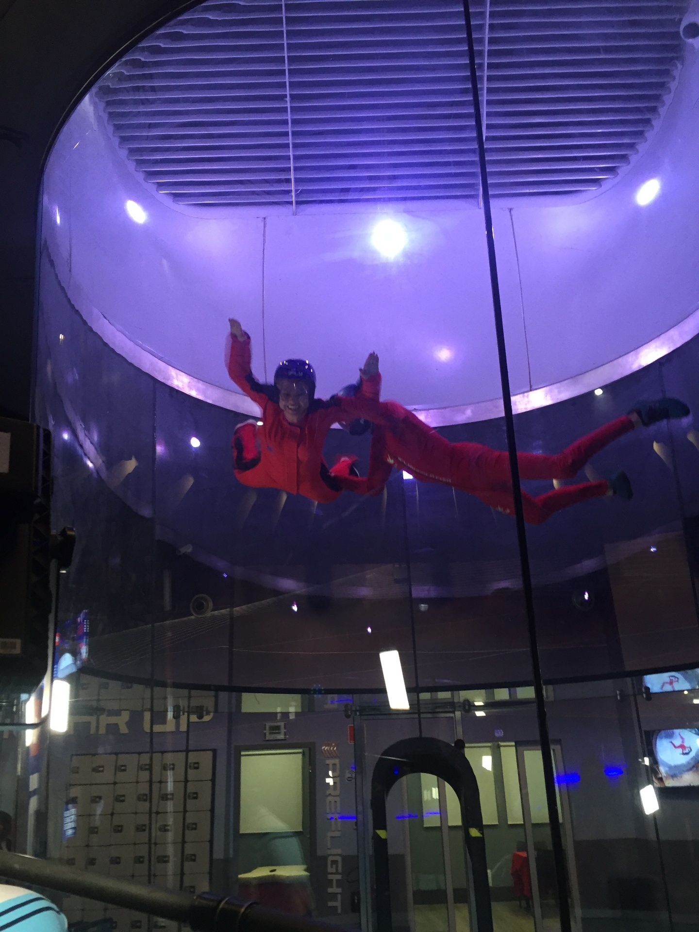 Eliana entrevista a cantora Anitta para o seu programa, que vai ao ar no domingo (22). Após o bate-papo, Anitta é desafiada a encarar um simulador de voo de paraquedas para superar o medo de altura. O programa "Eliana" é exibido a partir das 15h, no SBT - Divulgação/SBT