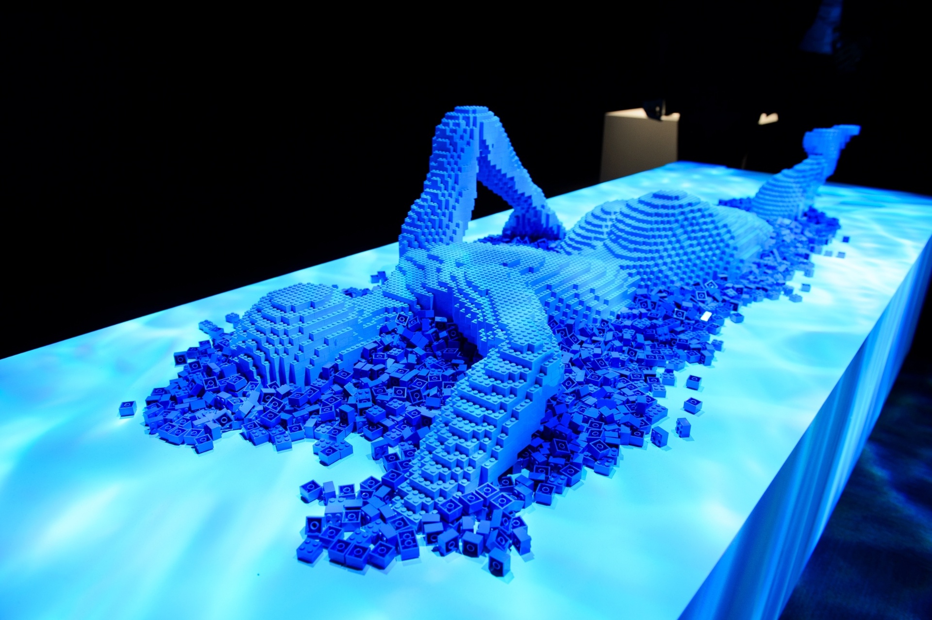 Nadadora da exposição "Art of the Brick", de Nathan Sawaya - Divulgação