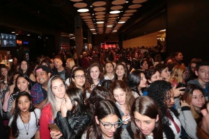 Crianças e adolescentes lotam cinema para tentar ver Kéfera - Rafael Cusato/ Brazil News - Rafael Cusato/ Brazil News