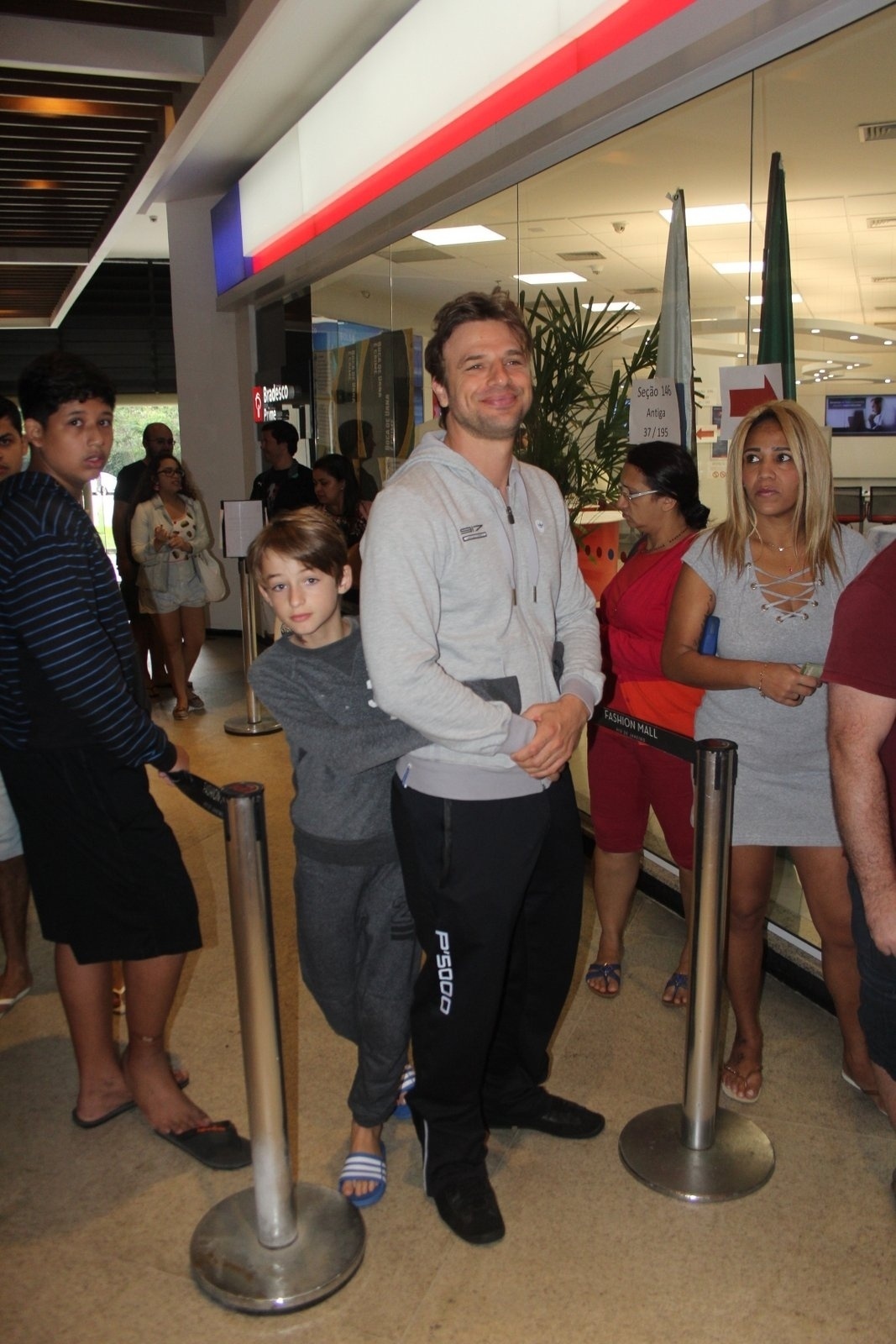 30.out.2016 - O ator Cássio Reis foi com o filho votar, na zona sul do Rio, no segundo turno das eleições municipais - Rogerio Fidalgo/AgNews