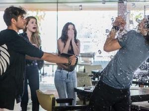 Léo Régis (Rafael Vitti) joga balde de gelo em Gui (Vladimir Brichta) em "Rock Story" - Reprodução/GShow - Reprodução/GShow