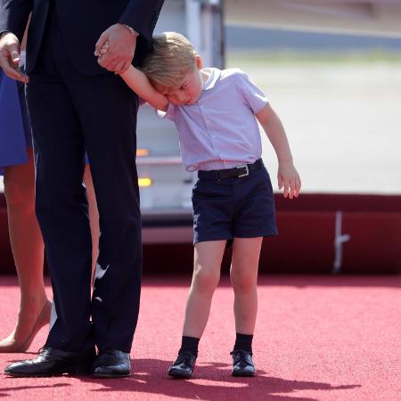 Sonolento, príncipe George esfrega o rosto ao desembarcar com os pais na Alemanha - AFP PHOTO/POOL/Kay Nietfeld - AFP PHOTO/POOL/Kay Nietfeld