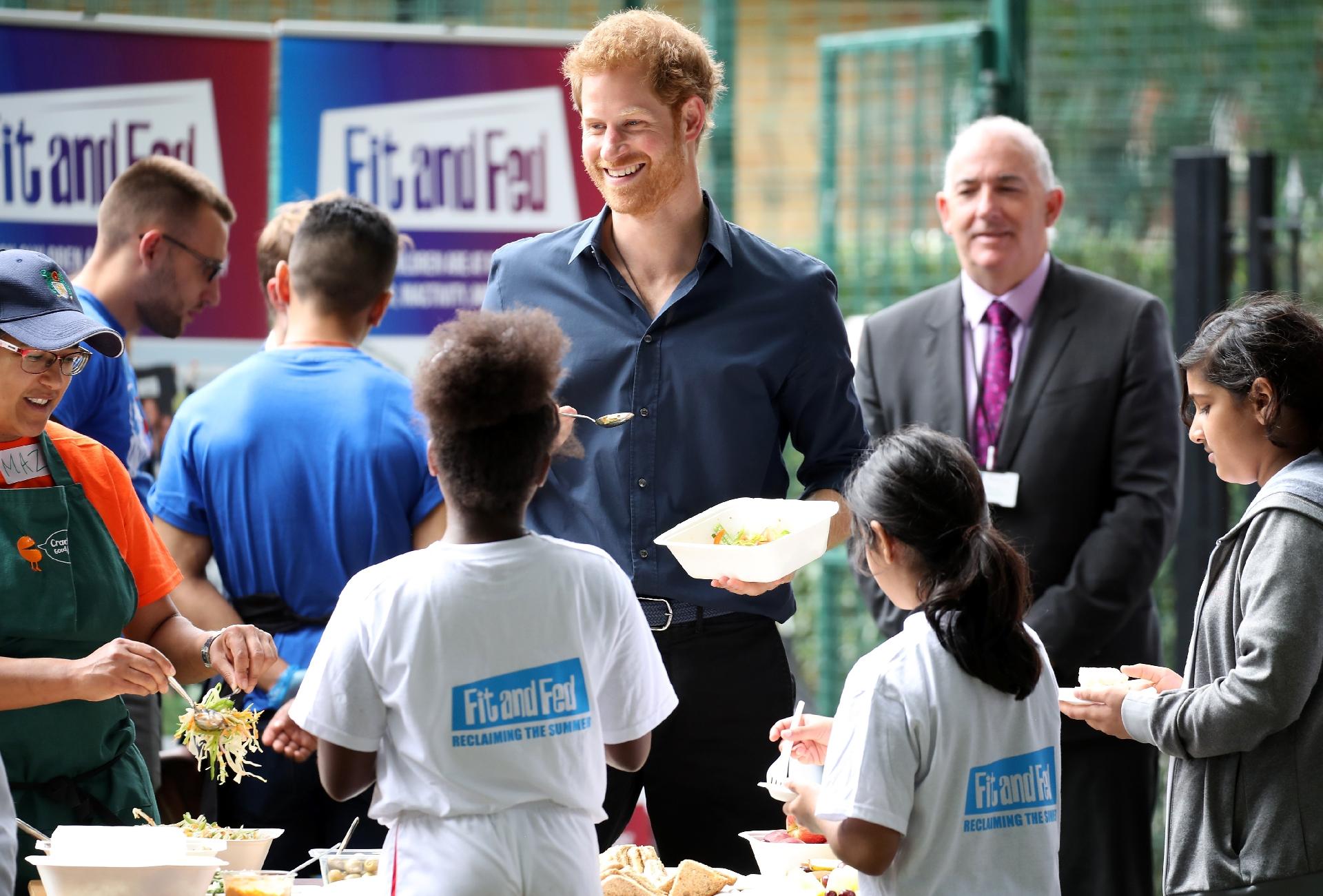 Príncipe Harry serve comida a crianças durante a campanha Fit and Fed, em Londres - Stefan Rousseau/WPA Pool/Getty Images