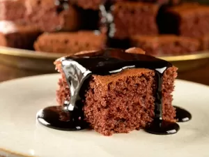 Bolo de chocolate fofinho e delicioso: veja receita e truques de preparo