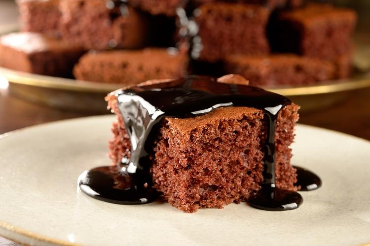 Bolo de chocolate com calda cremosa