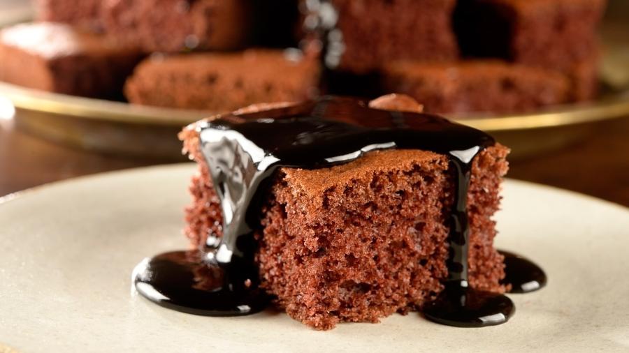 Hoje é o Dia do Cacau. Que tal comemorar a data com um dos maravilhosos  bolos da Vó Alzira? Fica a nossa dica: Bolo de chocolate tradicional com, By Fabrica de Bolo Vó Alzira - Carapicuiba