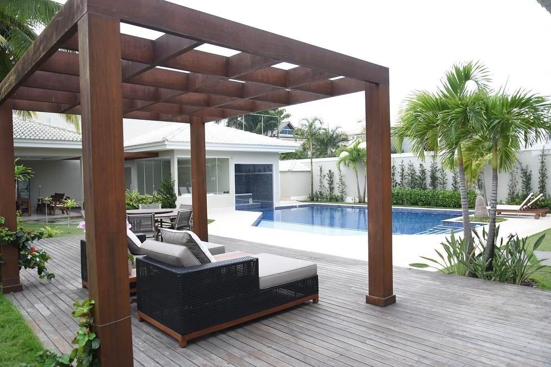 Detalhe da decoração da parte externa da casa de Anitta com móveis de madeira - Reprodução/Instagram Estúdio Decore