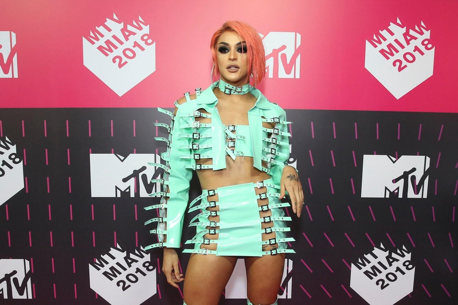 Pabllo Vittar posa para fotos nos bastidores do MTV MIAW 2018 - Rafael Cusato/Brazil News