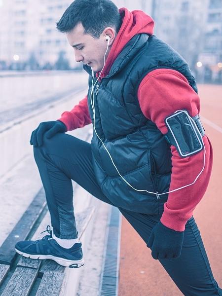 No frio nossos músculos ficam mais rígidos, o que pode causar dor e aumentar o risco de lesões - Getty Images