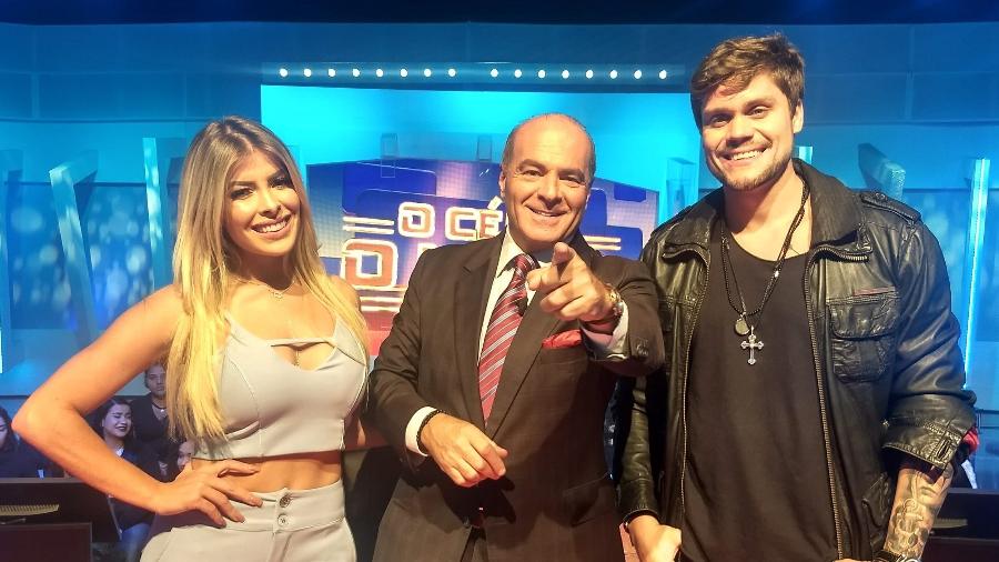 Marcelo de Carvalho com os ex-BBBs Jaqueline Grohaslki e Breno Simões  - Divulgação/RedeTV!