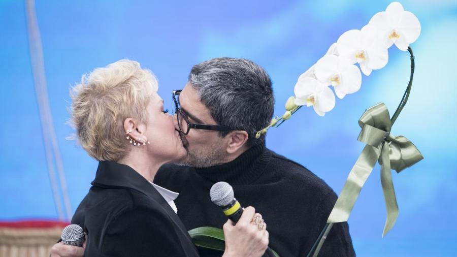 Xuxa ganha declaração de amor de Junno Andrade no "Programa da Sabrina" - Edu Moraes/Record TV