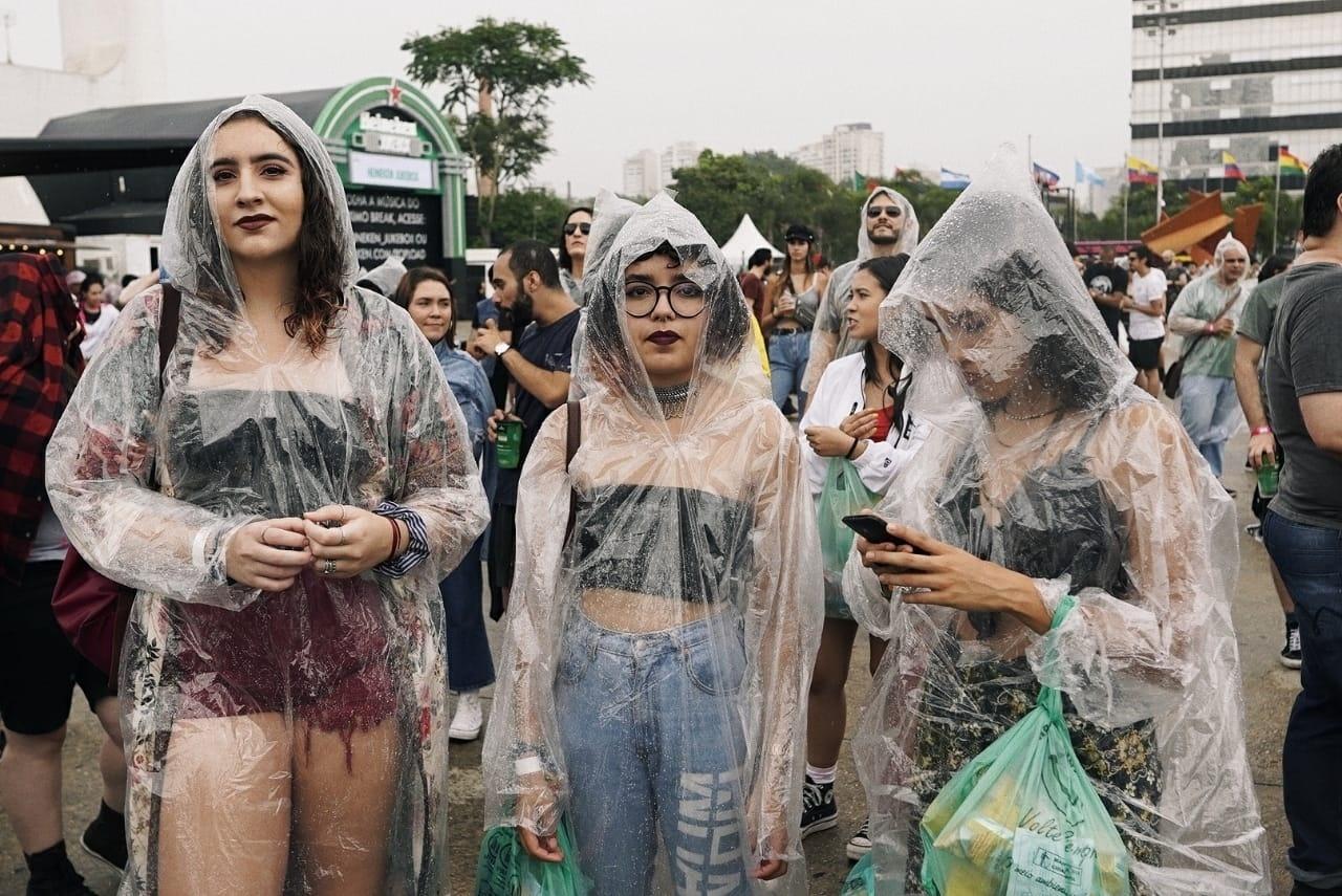 Fãs recorrem ás capas de chuva para curtir os shows do Popload Festival, em São Paulo - Felipe Gabriel/UOL