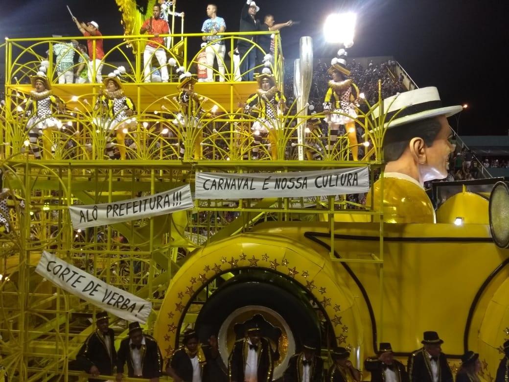 São Clemente traz à avenida um protesto contra a prefeitura do Rio - Gabriel Sabóia/UOL