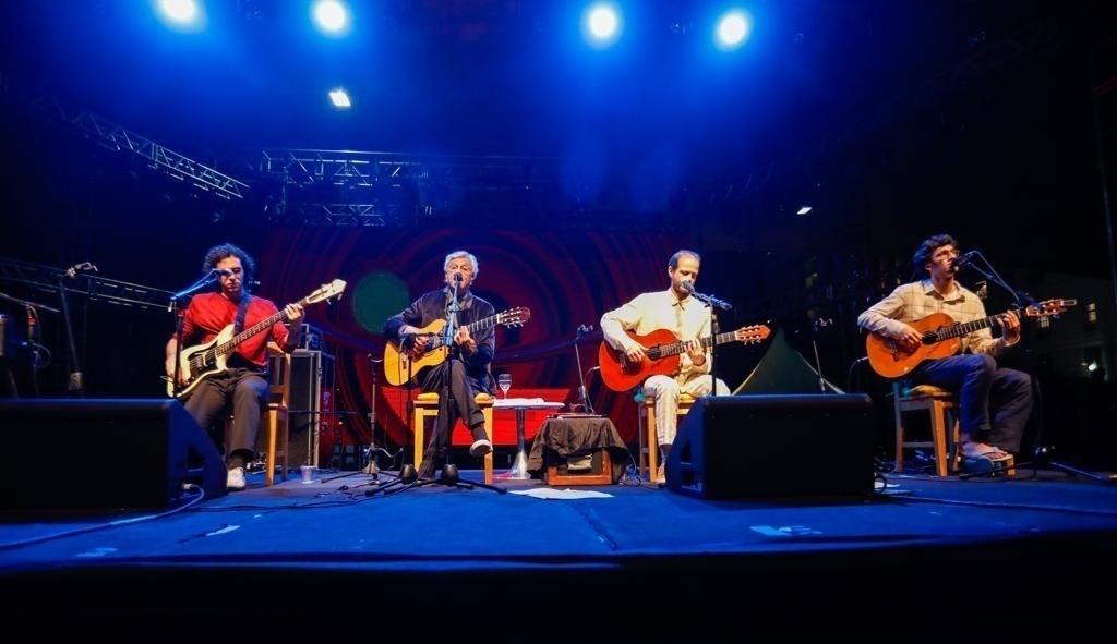 Ele subiu ao palco com os filhos - Marcelo Justo/UOL