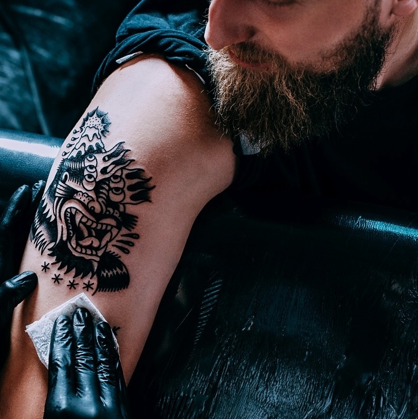 As tatuagens nas mãos desbotam mais rápido? Uma tatuadora explica