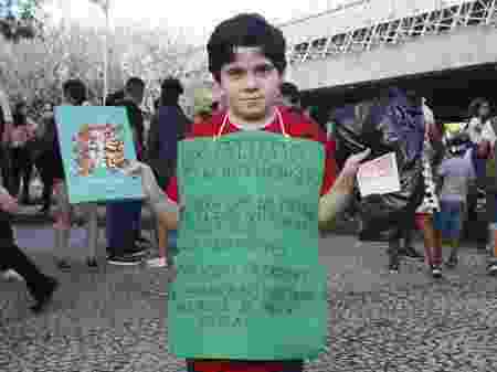 pedro-otavio-8-anos-protesta-na-bienal-pela-falta-de-gas-na-sua-escola-1567908250673_v2_450x337.jpgx