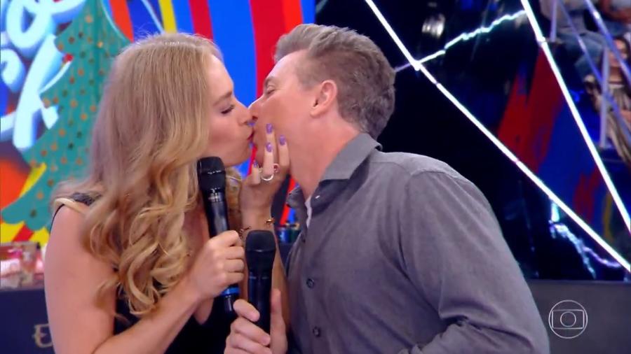 Angélica e Luciano Huck se beijam durante o programa "Caldeirão do Huck" - Reprodução/TV Globo
