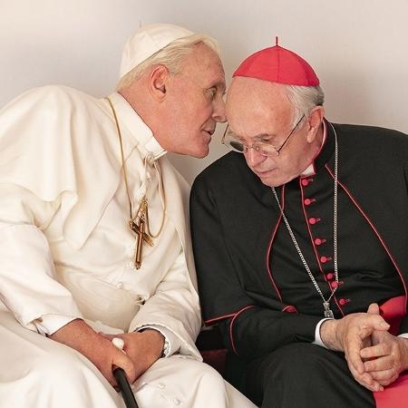 Hopkins como Ratzinger e Pryce como Francisco em “Dois Papas" - Divulgação