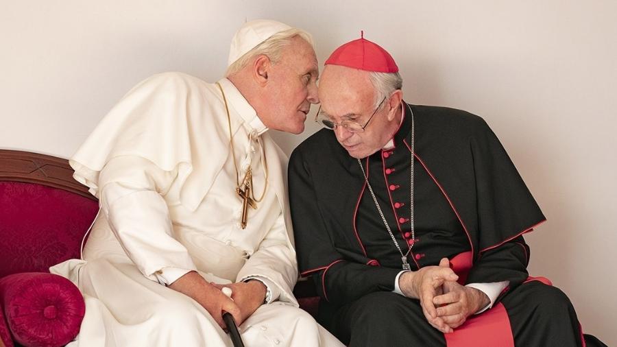 Anthony Hopkins (esq.) e Jonathan Pryce (dir.) em cena de Dois Papas - Divulgação