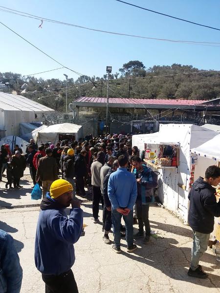 Cola para el agua en el campo de refugiados - Mustafa