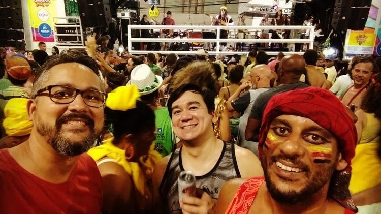 O cineasta Mateus Damasceno (à direita) e alguns amigos, com Moraes Moreira ao fundo, em show em Salvador neste Carnaval - Arquivo pessoal - Arquivo pessoal