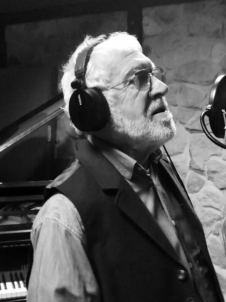 O cantor Gordon Haskell em estúdio, em 2019 - Reprodução/Facebook