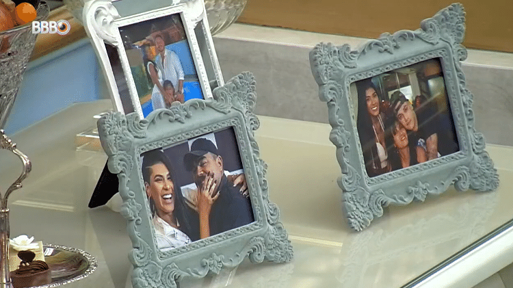 BBB 21: Fotos da família de Pocah no quarto do líder - Reprodução/Globoplay - Reprodução/Globoplay
