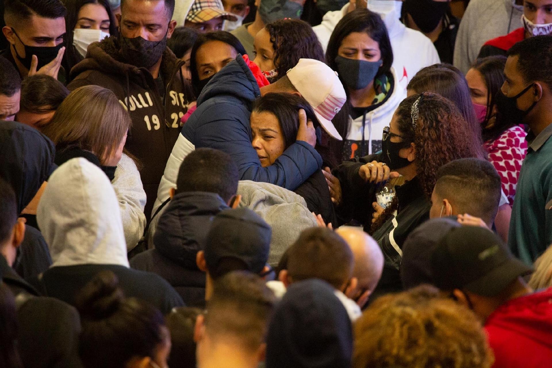 A mãe do cantor, Valquíria Nascimento, é confortada por familiares e fãs - Amauri Nehn/Brazil News