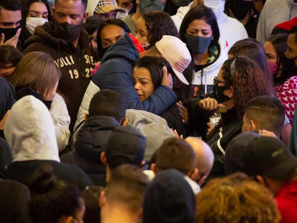 A mãe do cantor, Valquíria Nascimento, é confortada por familiares e fãs - Amauri Nehn/Brazil News