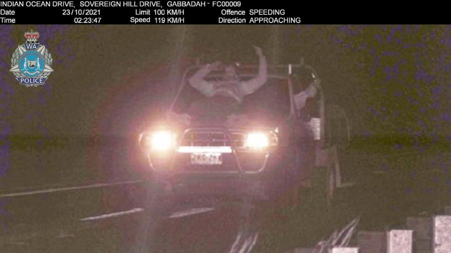 Homem é flagrado em capô a 119 km/h na Austrália - Reprodução
