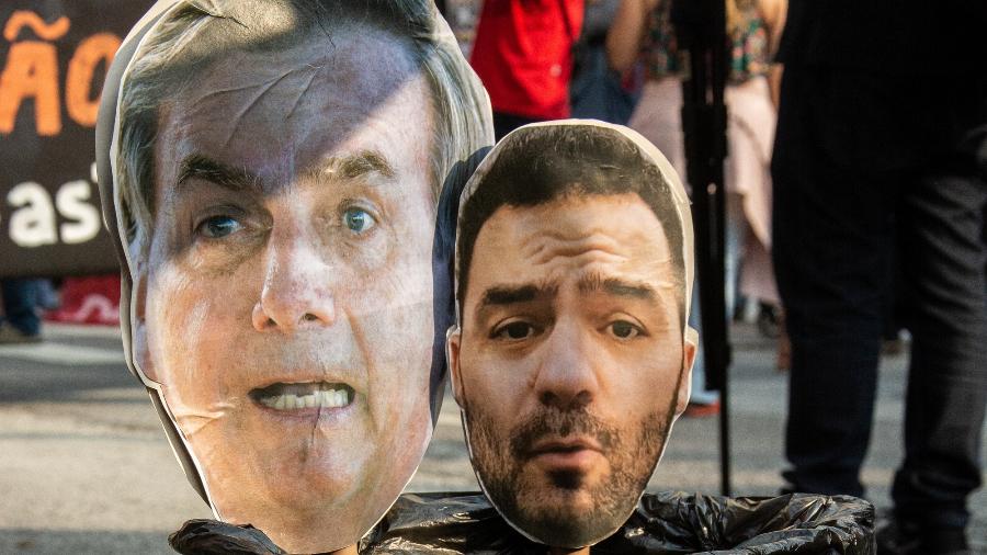 "Coletivo Juntas" fez intervenção artística com peças com rostos de Jair Bolsonaro e Arthur do Val sendo colocadas no lixo - Anna Casiraghi/Revista Esquinas
