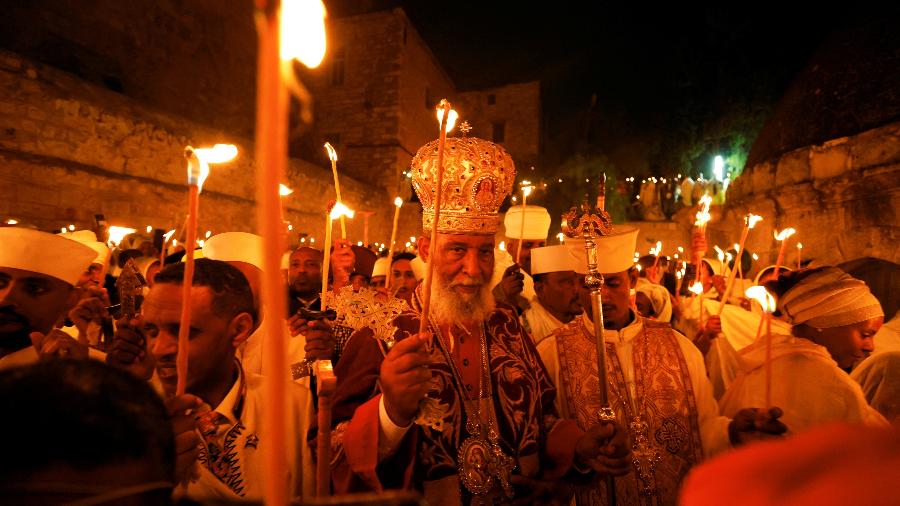 Abune Enbakom, arcebispo da Igreja Ortodoxa Etíope na Cerimônia do Fogo Sagrado, em Jerusalém - REUTERS