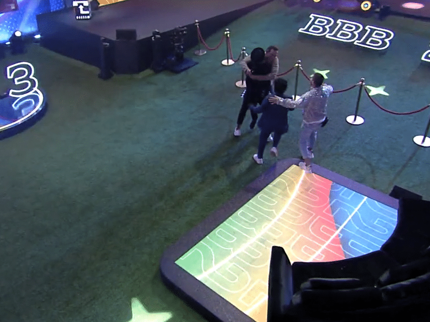 Tadeu quebra protocolo e abraça os finalistas do 'BBB': 'Que felicidade!'