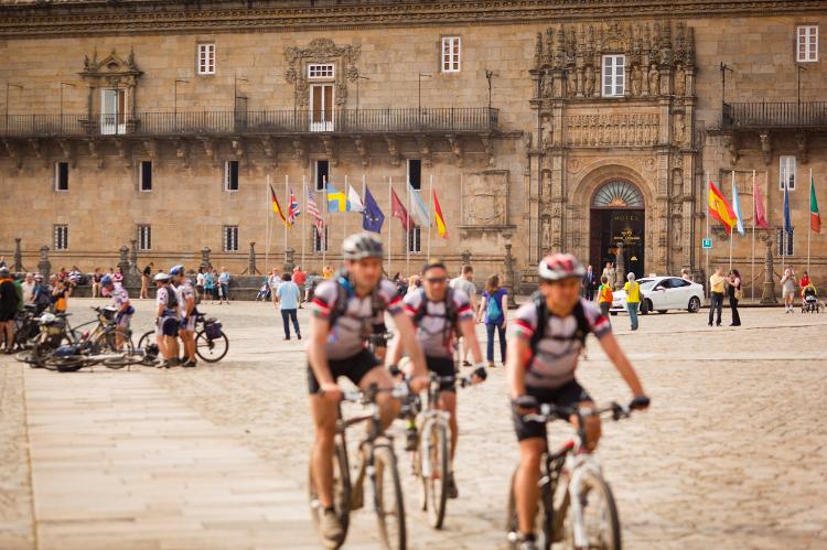 Peregrinos de bicicleta na Plaza del Obradoiro, em Santiago de Compostela: movidos pela fé ou pela travessia única, turistas se encantam com o interior da Espanha