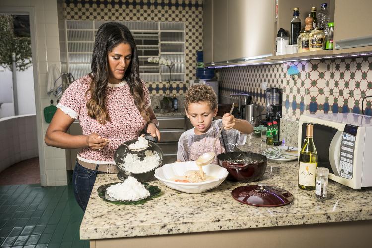 Alexandra Loras e o filho Rafael, que sempre se envolve na cozinha da casa - Keiny Andrade/ysoke - Keiny Andrade/UOL