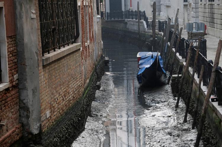 Seca na Itália faz gôndolas encalharem nos canais de Veneza (17 de fevereiro de 2023) - Manuel Silvestri/REUTERS - Manuel Silvestri/REUTERS