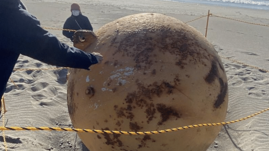 A esfera metálica misteriosa que apareceu na praia japonesa - Getty Images