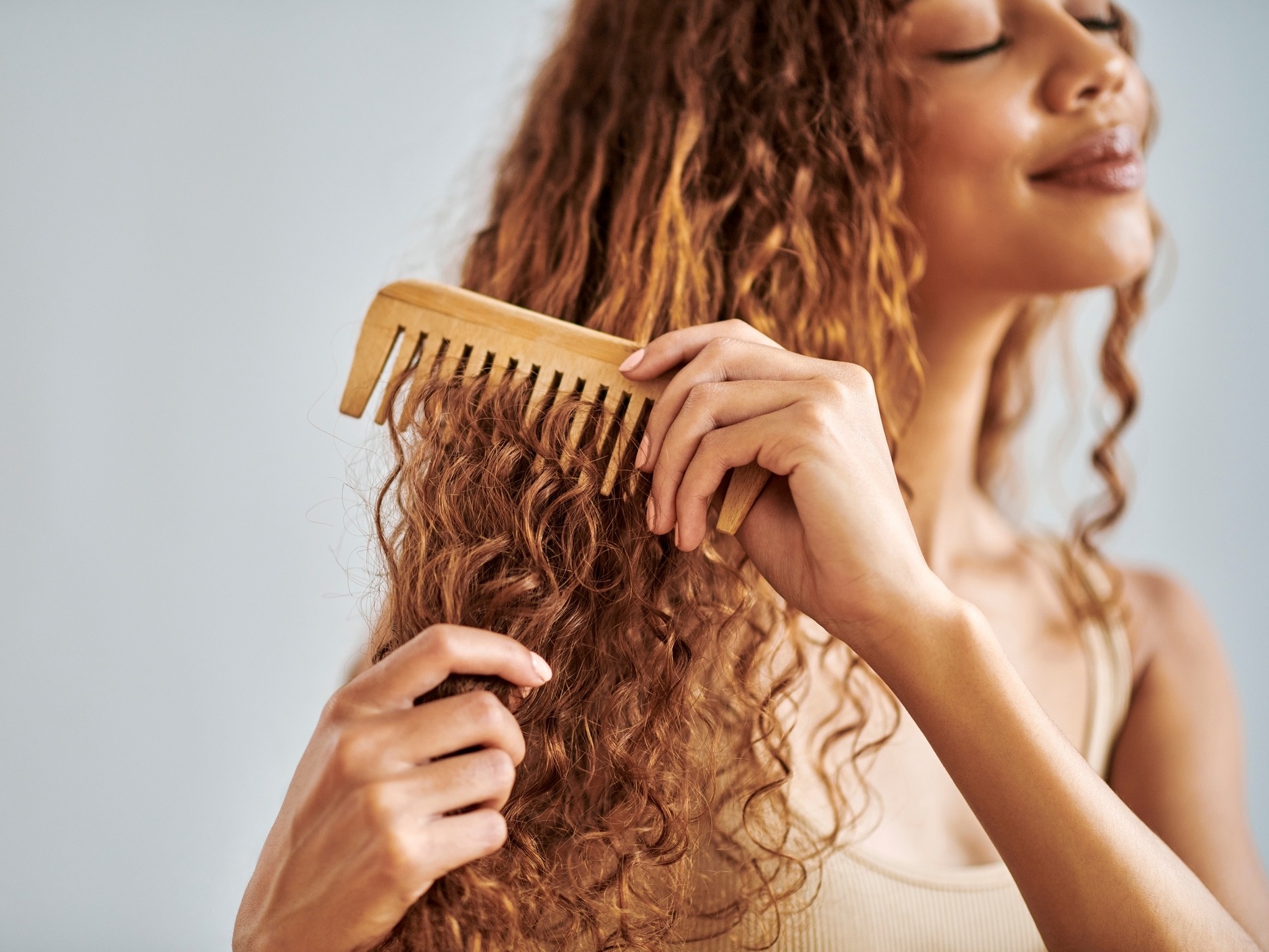 Emolientes: O que são e o que fazem por nosso cabelo? - Curly Care